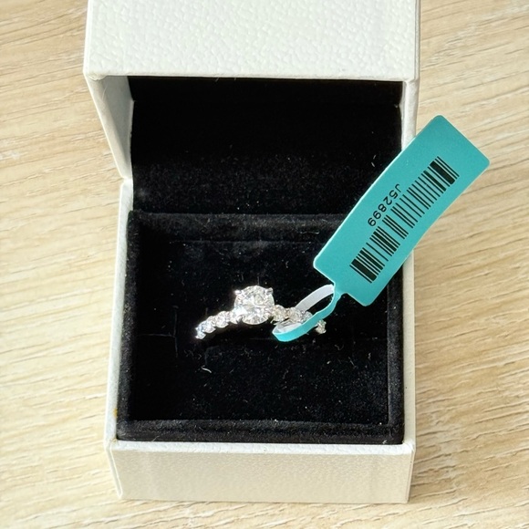 Jays Jewelers Jewelry - Elegant Sterling Silver Moissanite Ring size 7